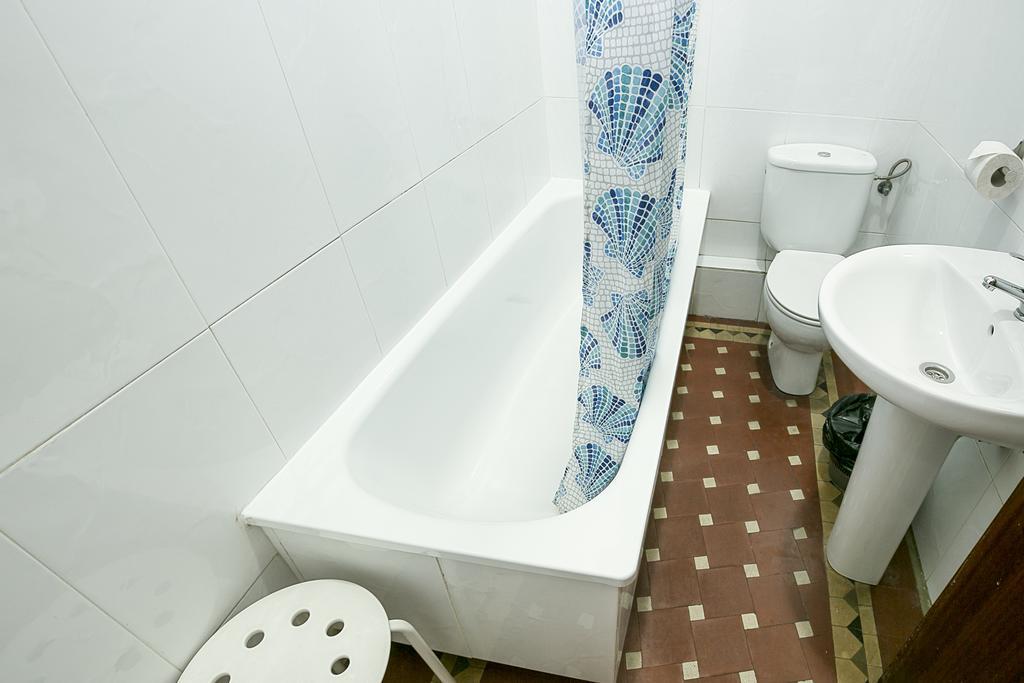 Hostal Balmes Centro Barcelona Exteriör bild