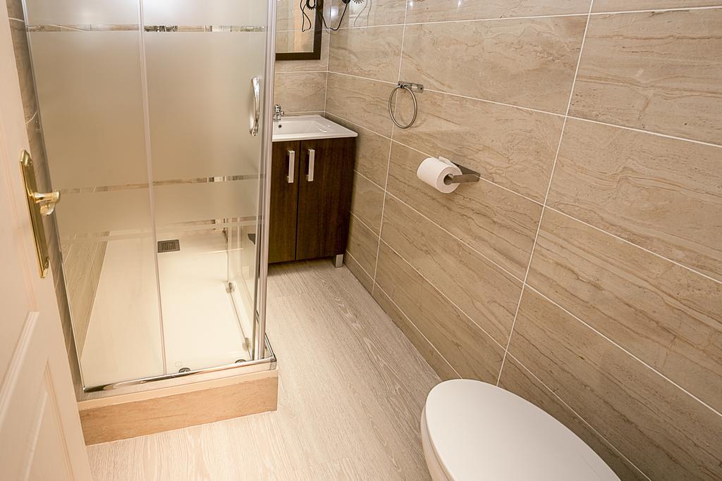 Hostal Balmes Centro Barcelona Exteriör bild