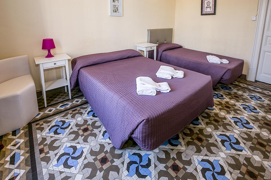 Hostal Balmes Centro Barcelona Exteriör bild