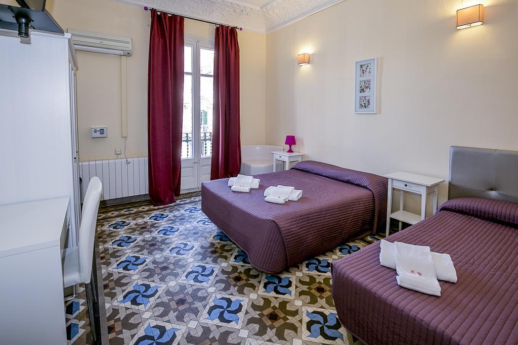 Hostal Balmes Centro Barcelona Exteriör bild