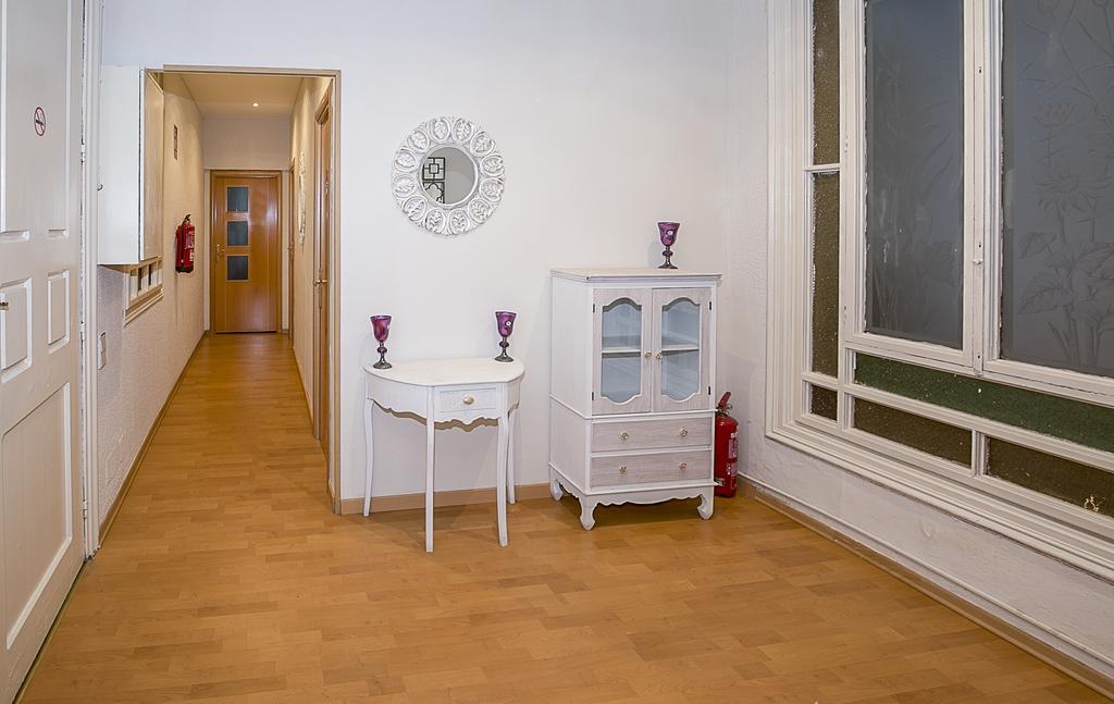 Hostal Balmes Centro Barcelona Exteriör bild