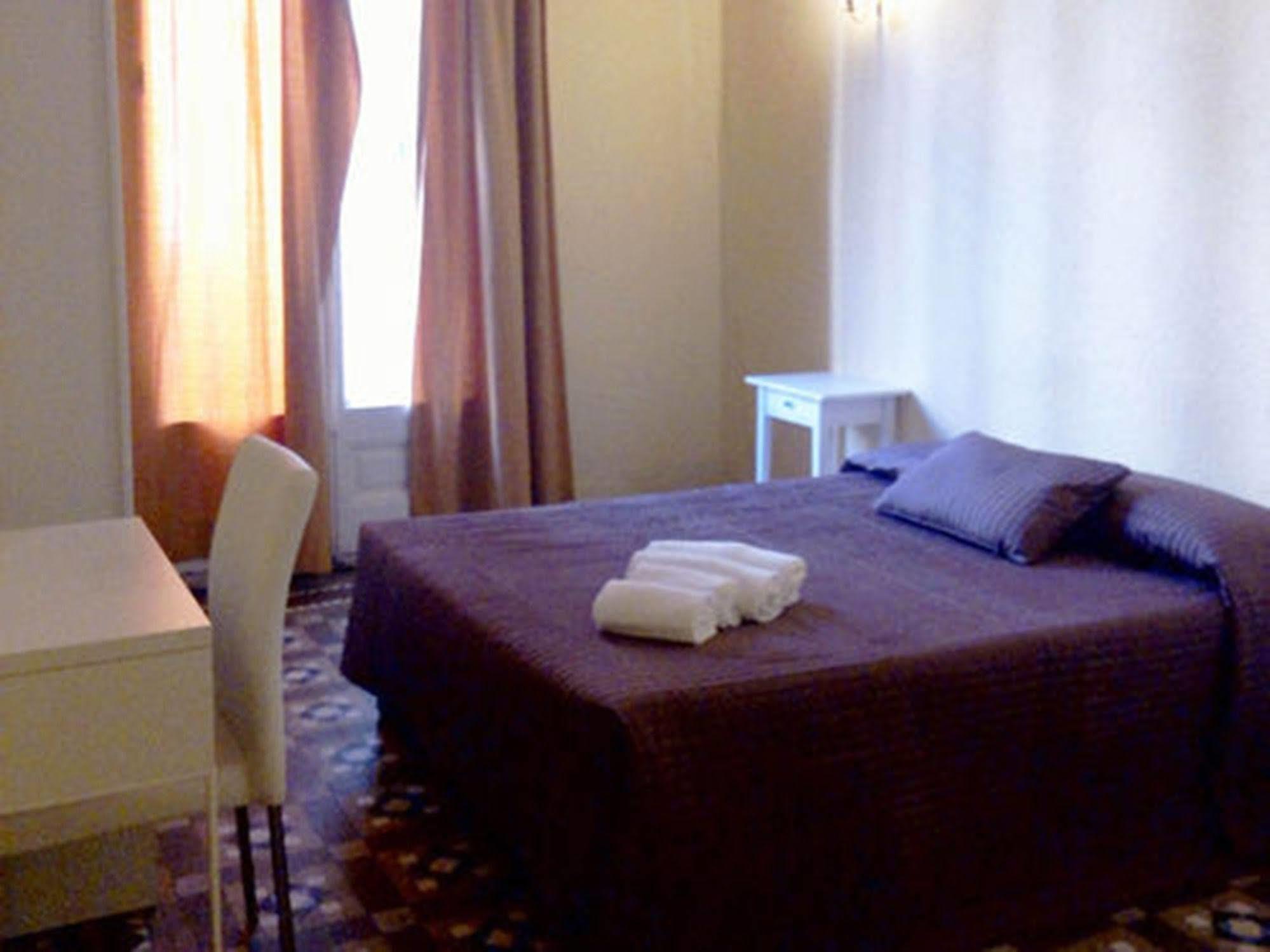 Hostal Balmes Centro Barcelona Exteriör bild