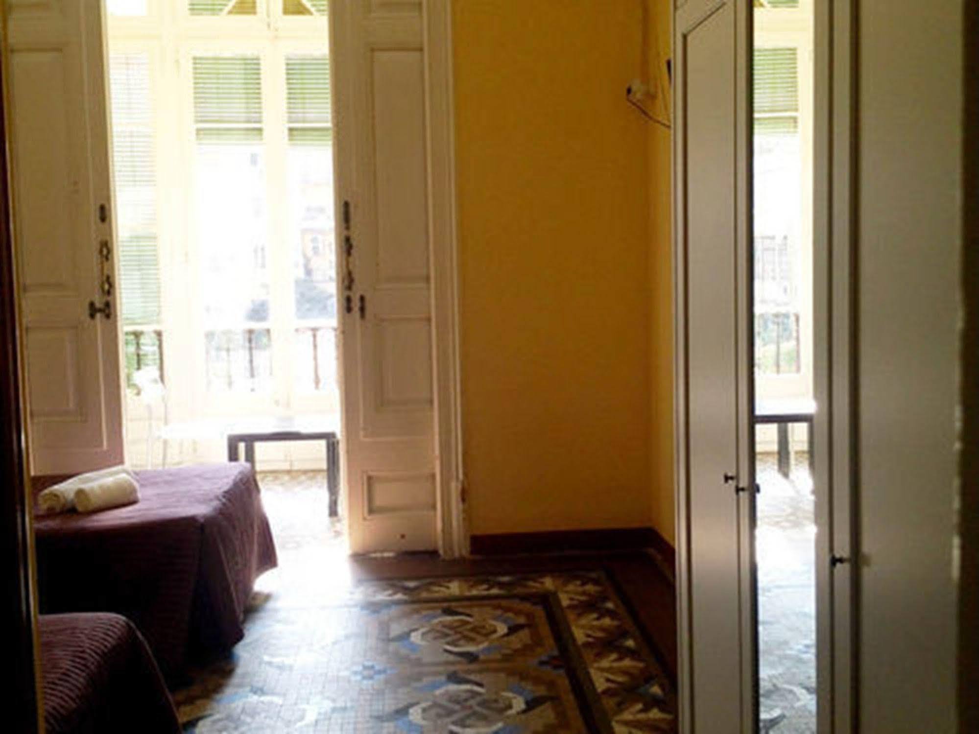 Hostal Balmes Centro Barcelona Exteriör bild